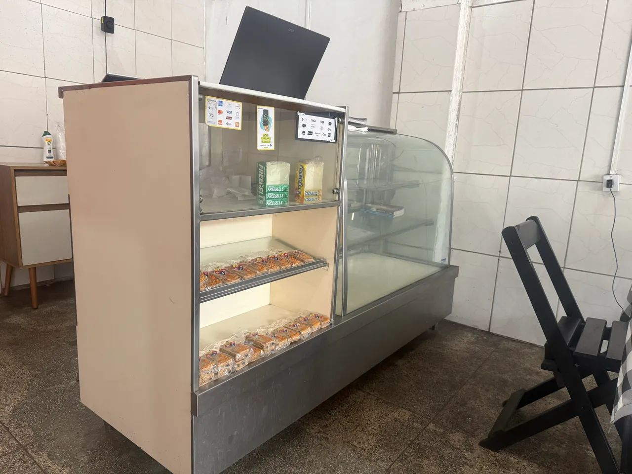 Balcão  de vidro  porta de correr 