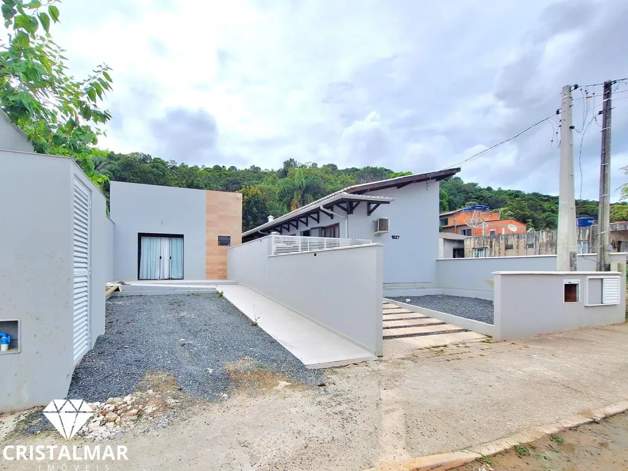 Casa com ponto comercial em Bombas