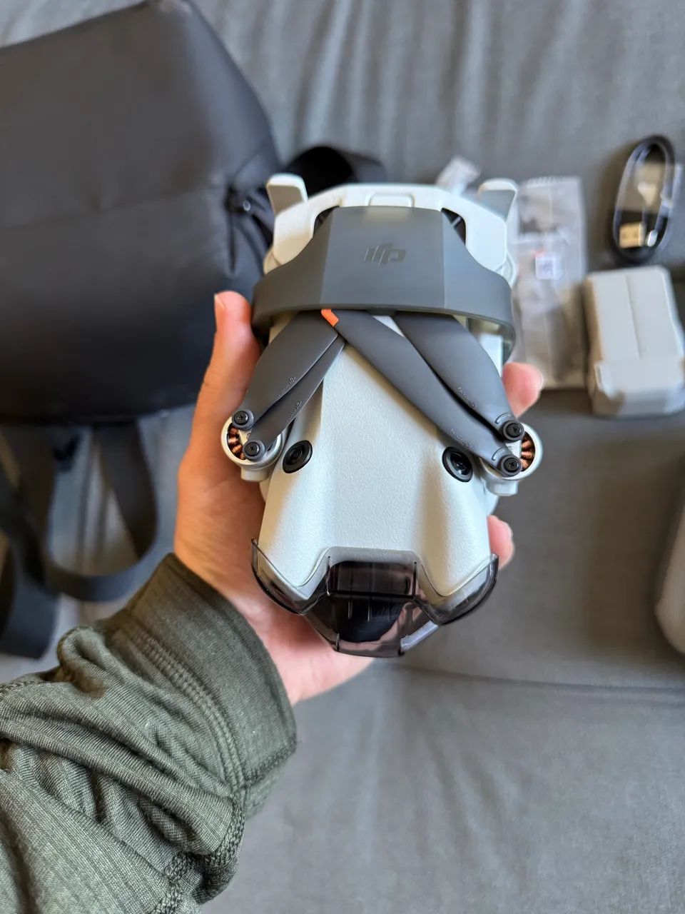 DJI Mini 4 Pro Fly More Combo RC2 + 4 Baterias - Foto 2
