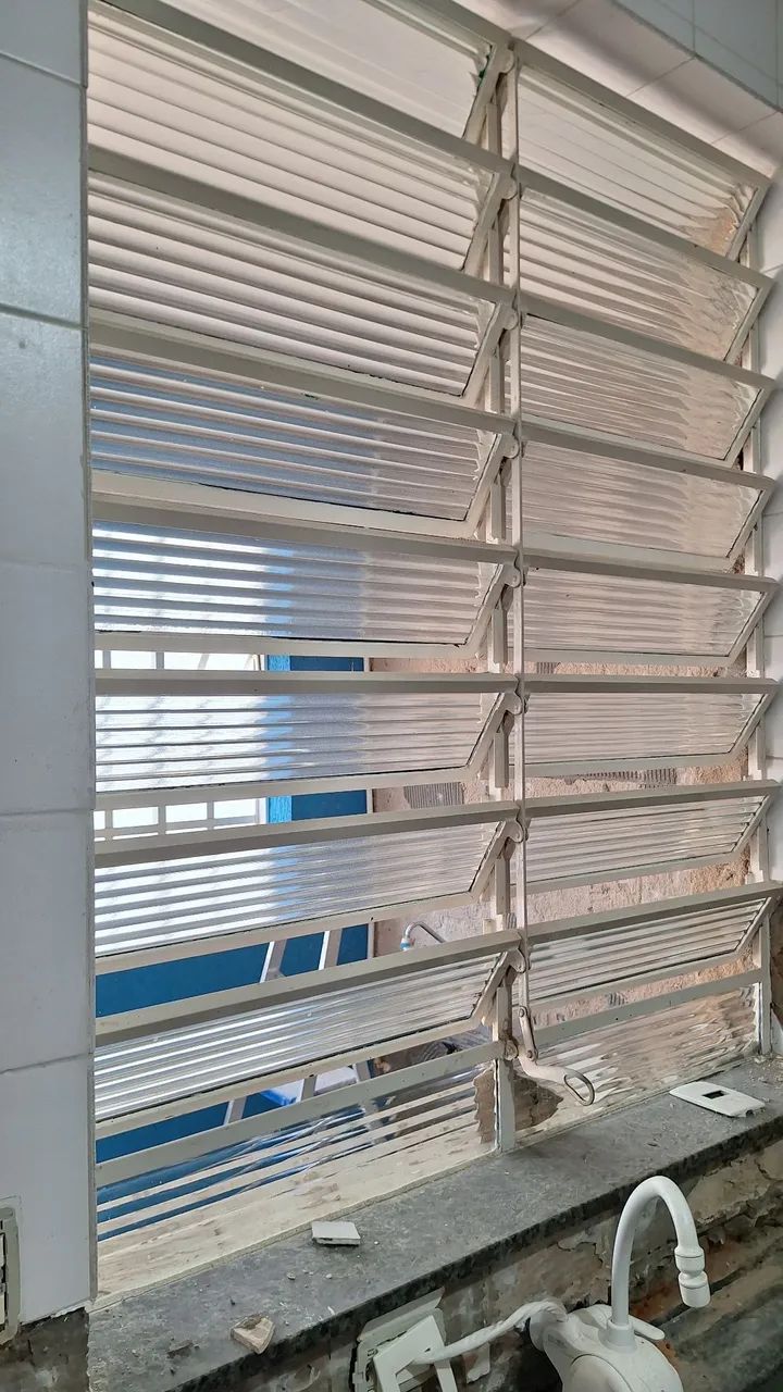 Vendo vitro basculante com vidros!! - Foto 4