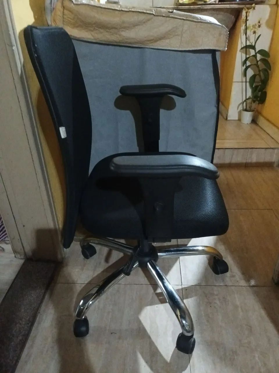 Cadeira executiva escritório preta base cromada - Foto 2
