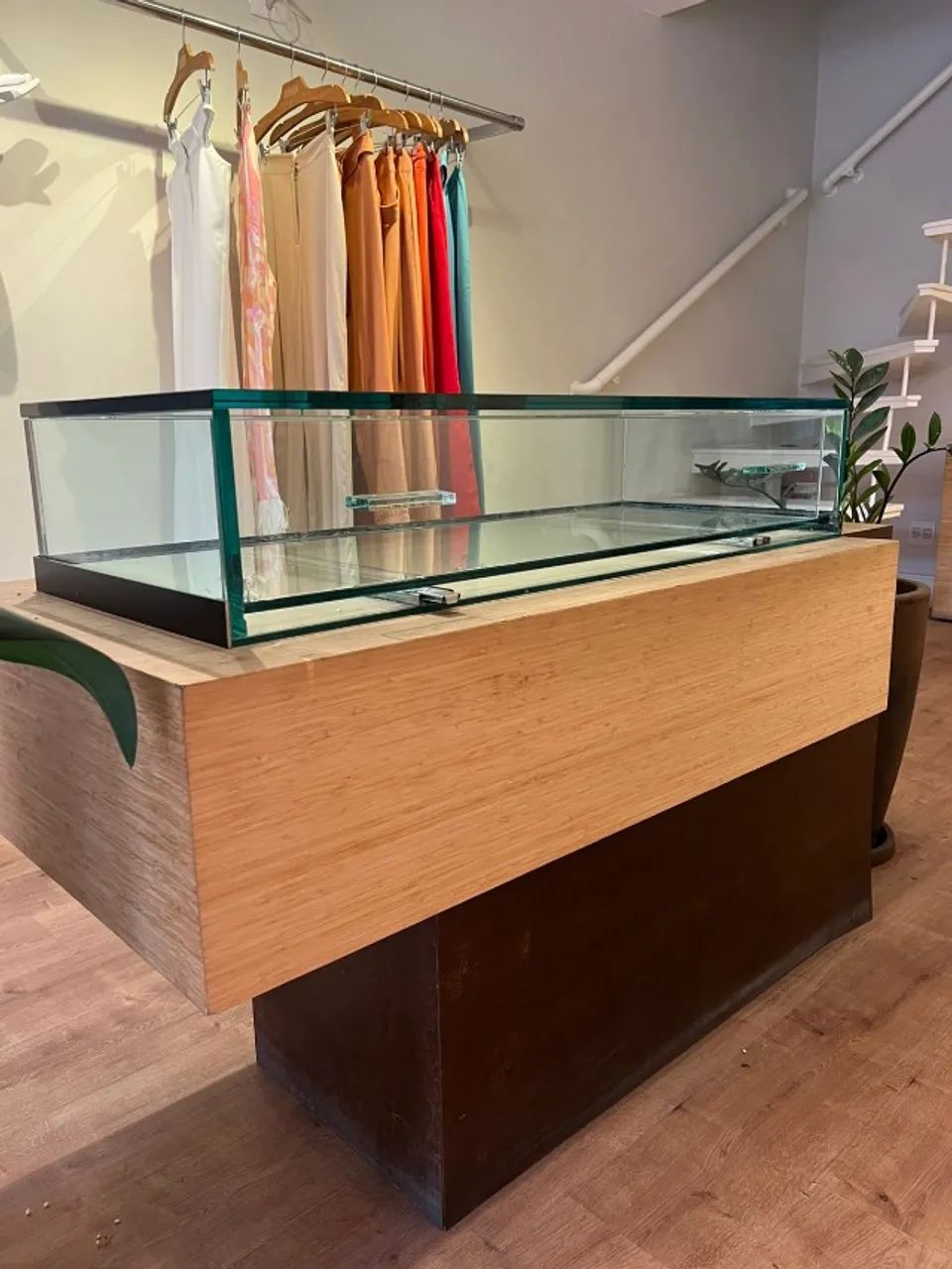 Balcão Caixa / Expositor com Vitrine de Vidro Temperado ? Sob Medida (Design Exclusivo) - Foto 4