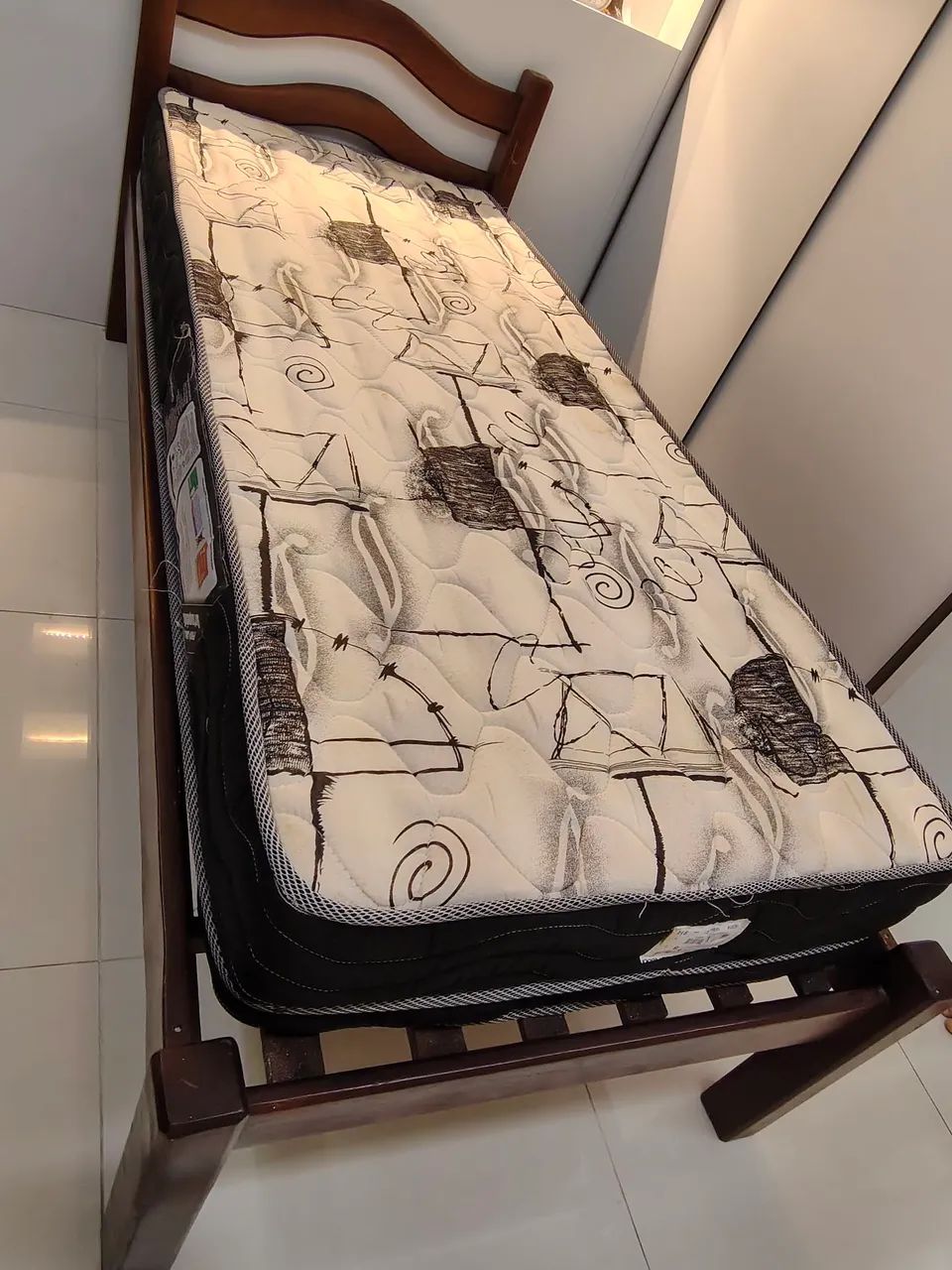 Cama de madeira e colchão Ortobom  - Foto 4