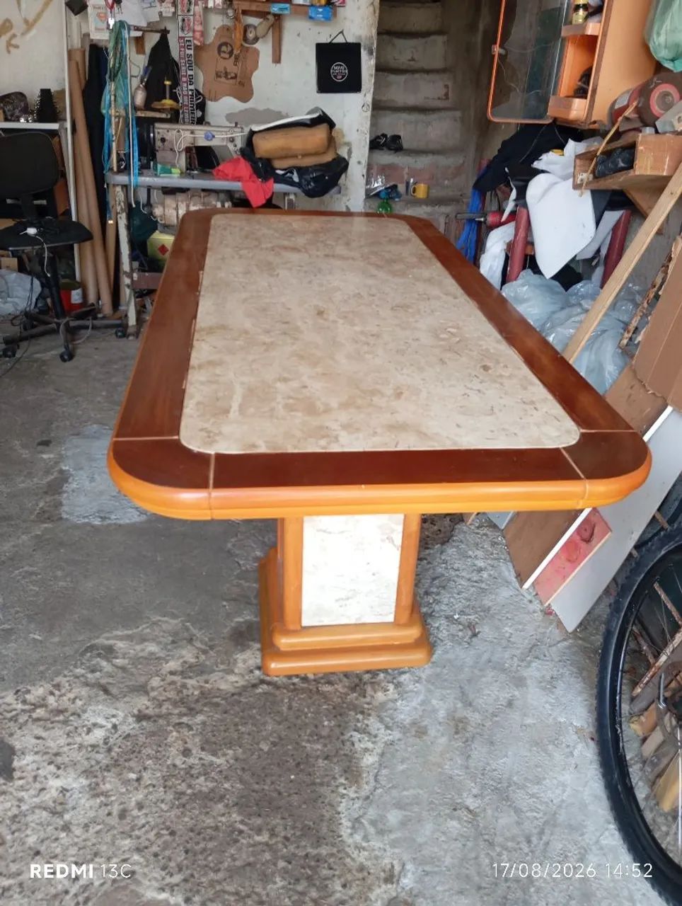 Vende se uma mesa com seis cadeiras de madeira  - Foto 2