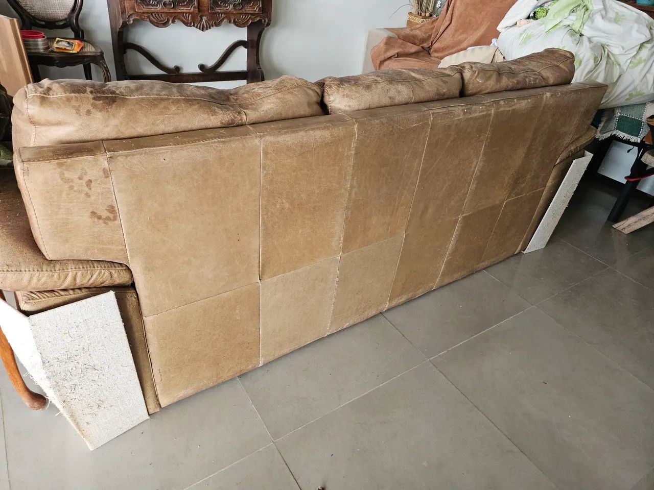 Sofa de couro 3 lugares,  sem nenhum rasgo, macio e confortaves - Foto 3