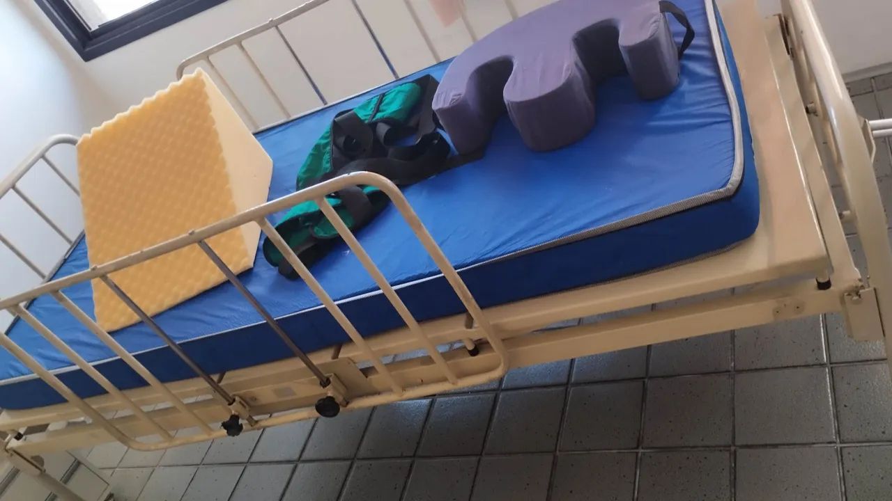 Cama hospitalar, colchão e adereços  - Foto 3
