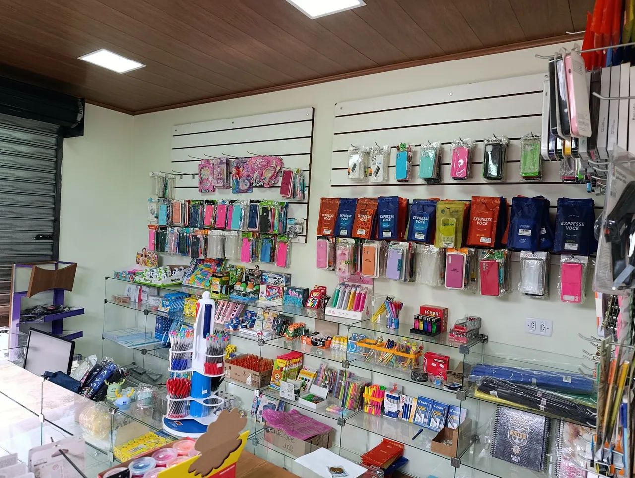 Papelaria, acessórios de celulares e brinquedos
