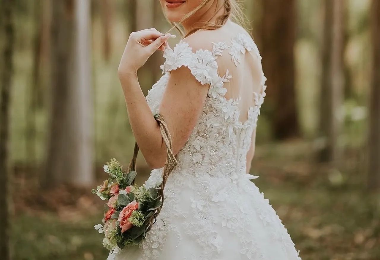 Vestido de noiva com renda 3D cor marfim. - Foto 3