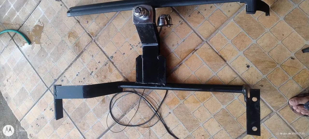 Vendo um engate do New fiesta 2015 e um rack de teto