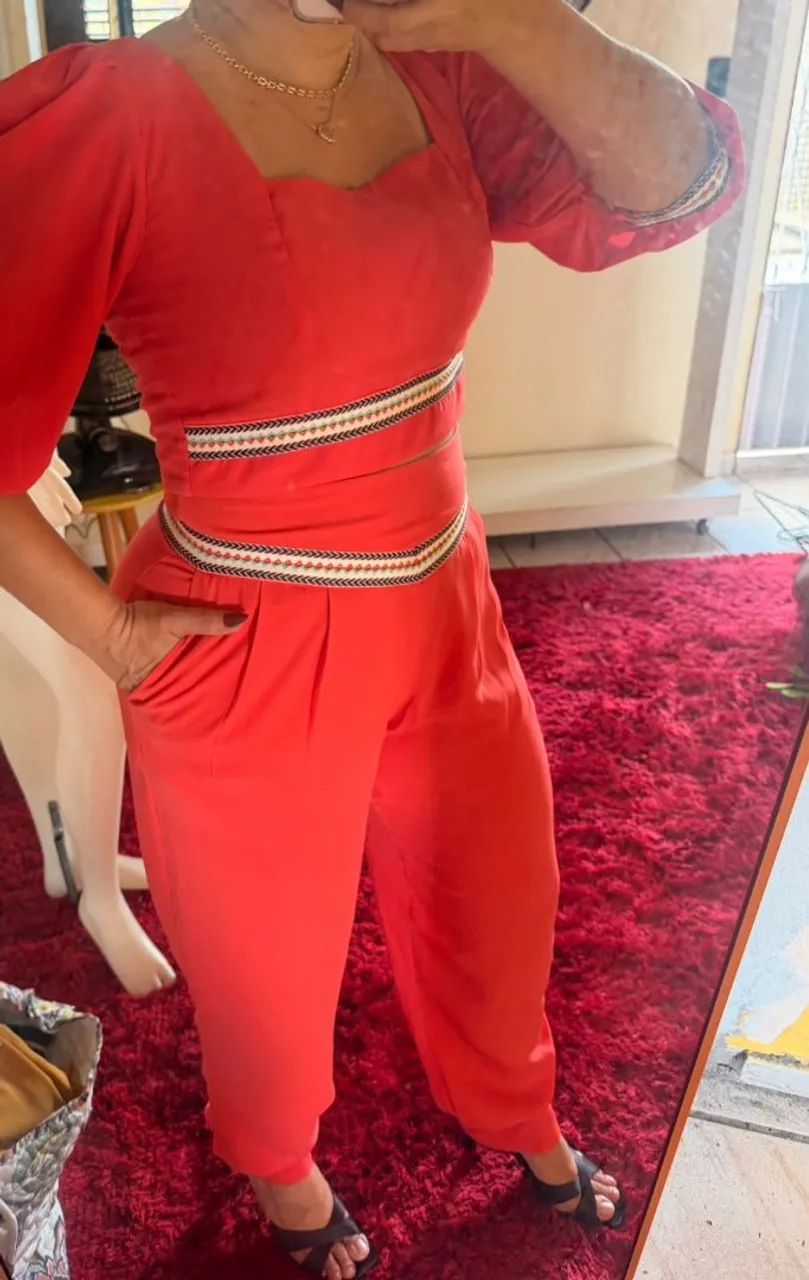 Conjunto Cropped Com Manga e Calça Em Tecido Leve.