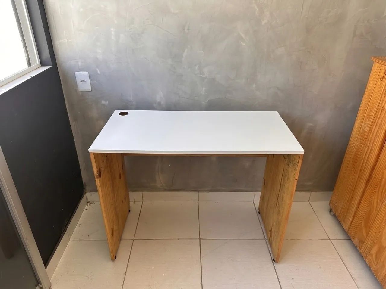 Mesa de Trabalho Branca com Pé em Madeira