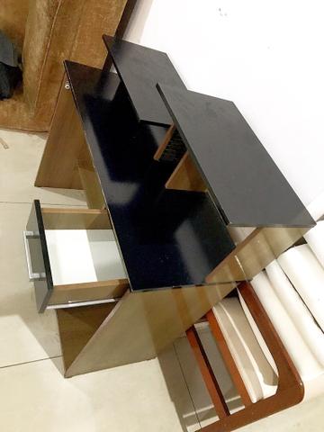 Escrivaninha, Rack para Pc ótimo estado para uso ( acompanha cadeira ) - Foto 3