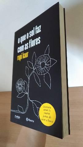 Livro de Rupi Kaur "O que o sol faz com as flores"