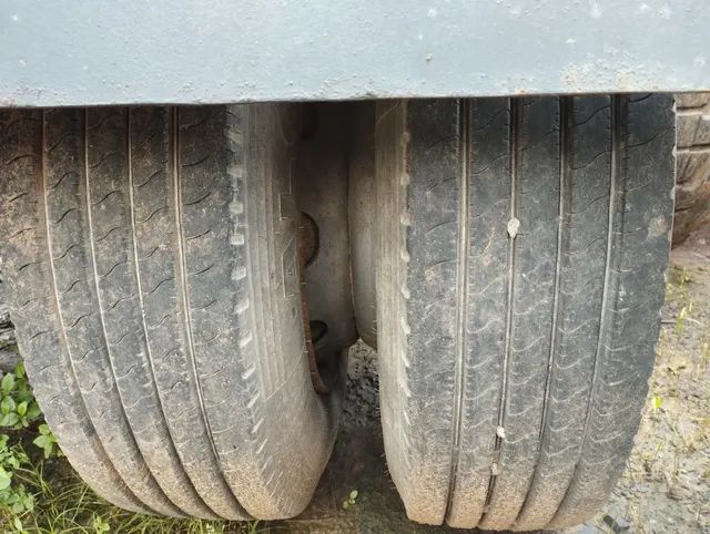 Pneu e roda 255/70-22.5
