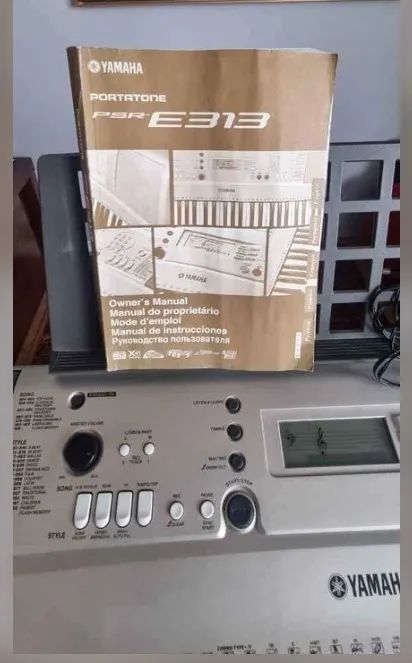 Teclado Yamaha PSR E3 13 perfeito estado,fonte nova,manual,porta partitura,mesa e bolsa de - Foto 4
