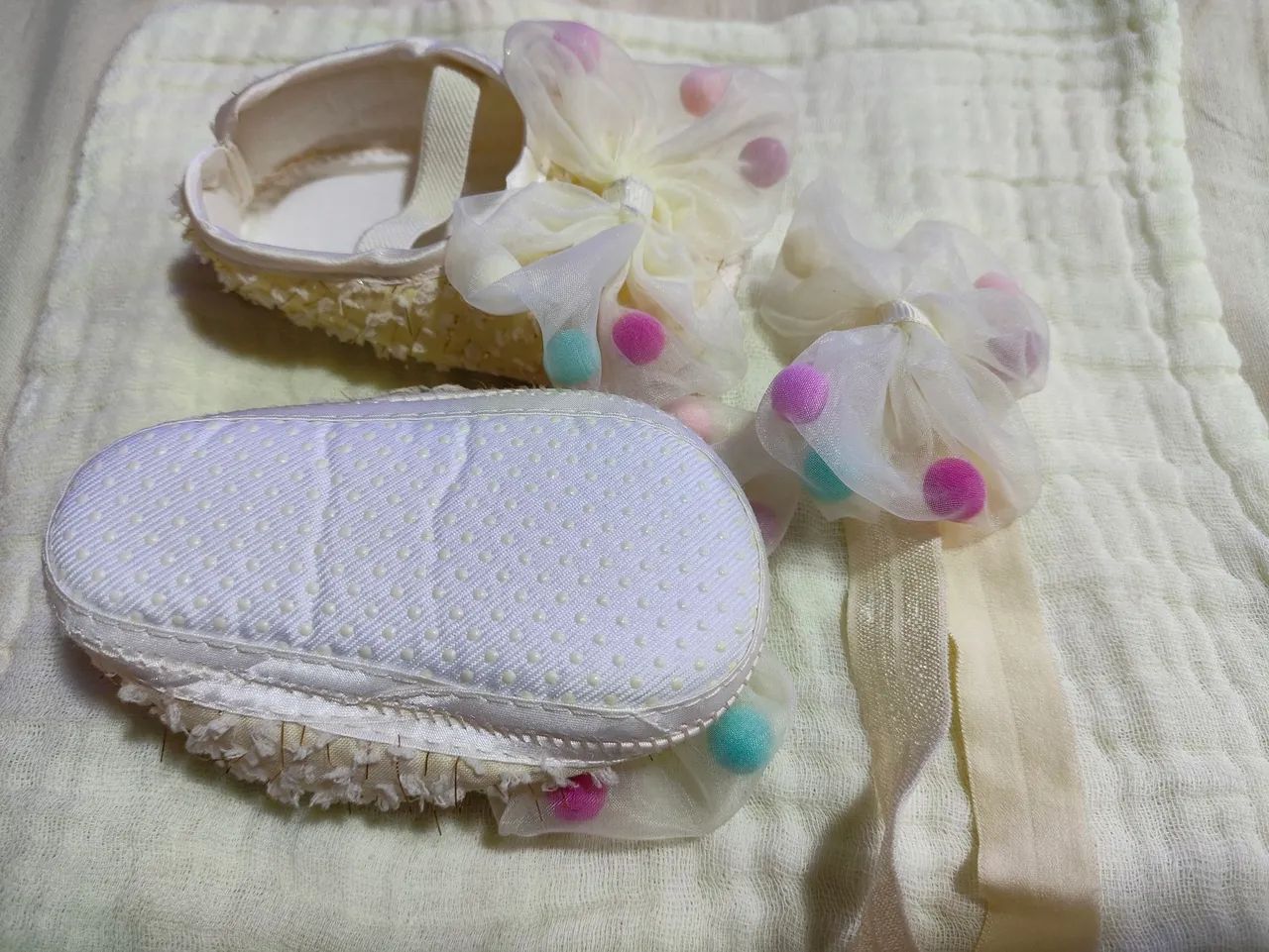 sapatilha com laço e bolinhas coloridas bebê Tam 0-6 meses 10,5cm - Foto 5