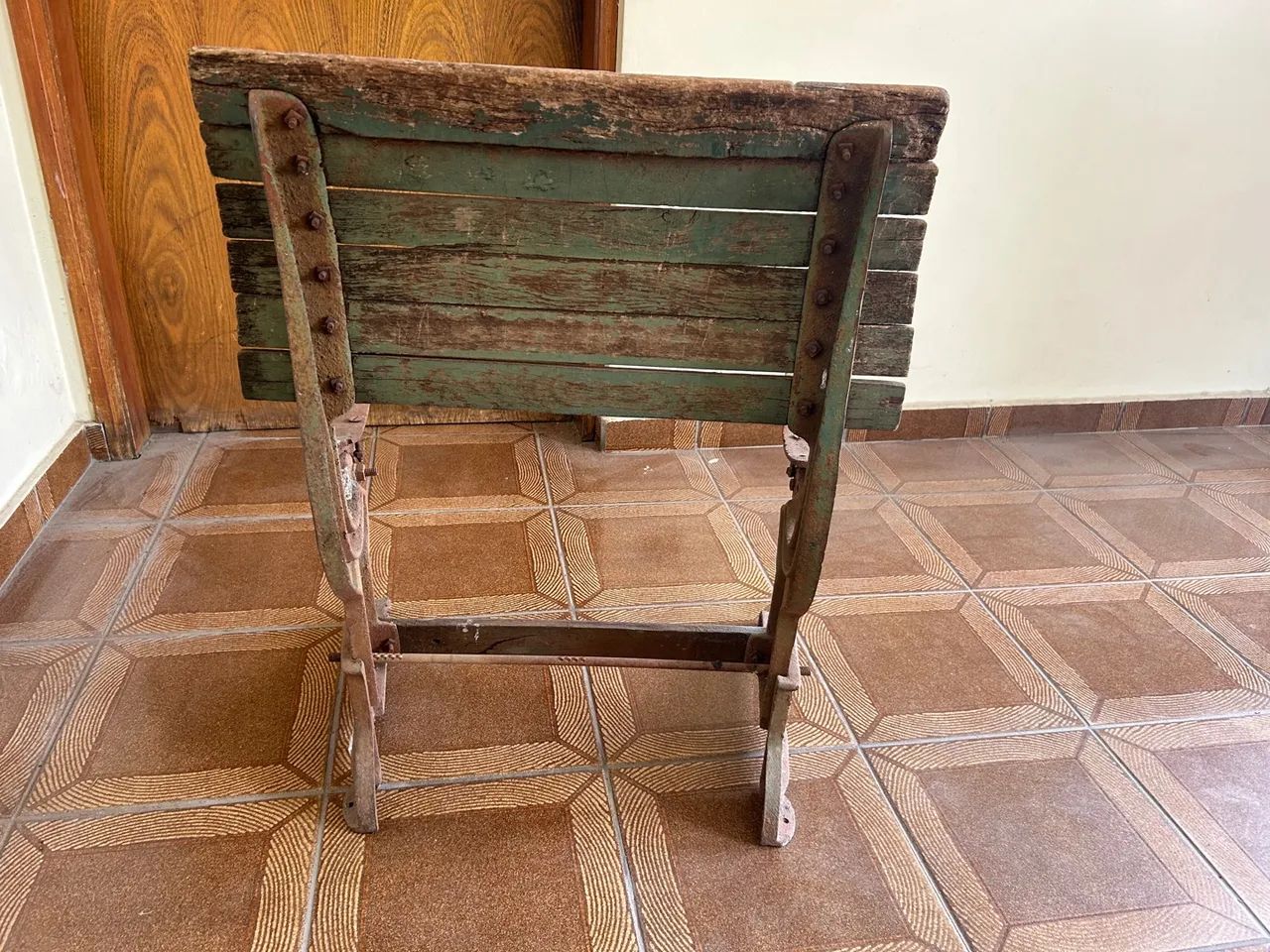 Estrutura de Antiga Carteira Escolar Madeira E Ferro Antiga - Foto 3