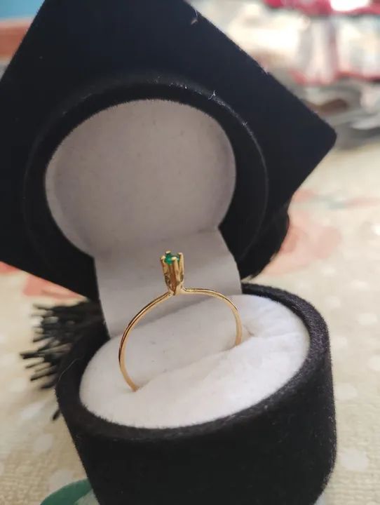 Solitário de ouro18k com esmeralda natural 