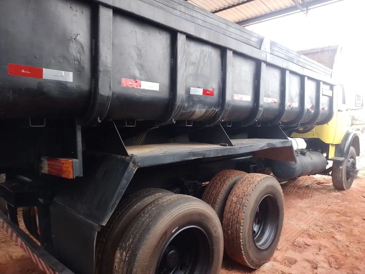 Caminhão basculante Mercedes Benz. - Foto 3