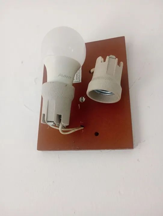 Arandela de madeira com design moderno. R$ 250 as duas - Foto 4