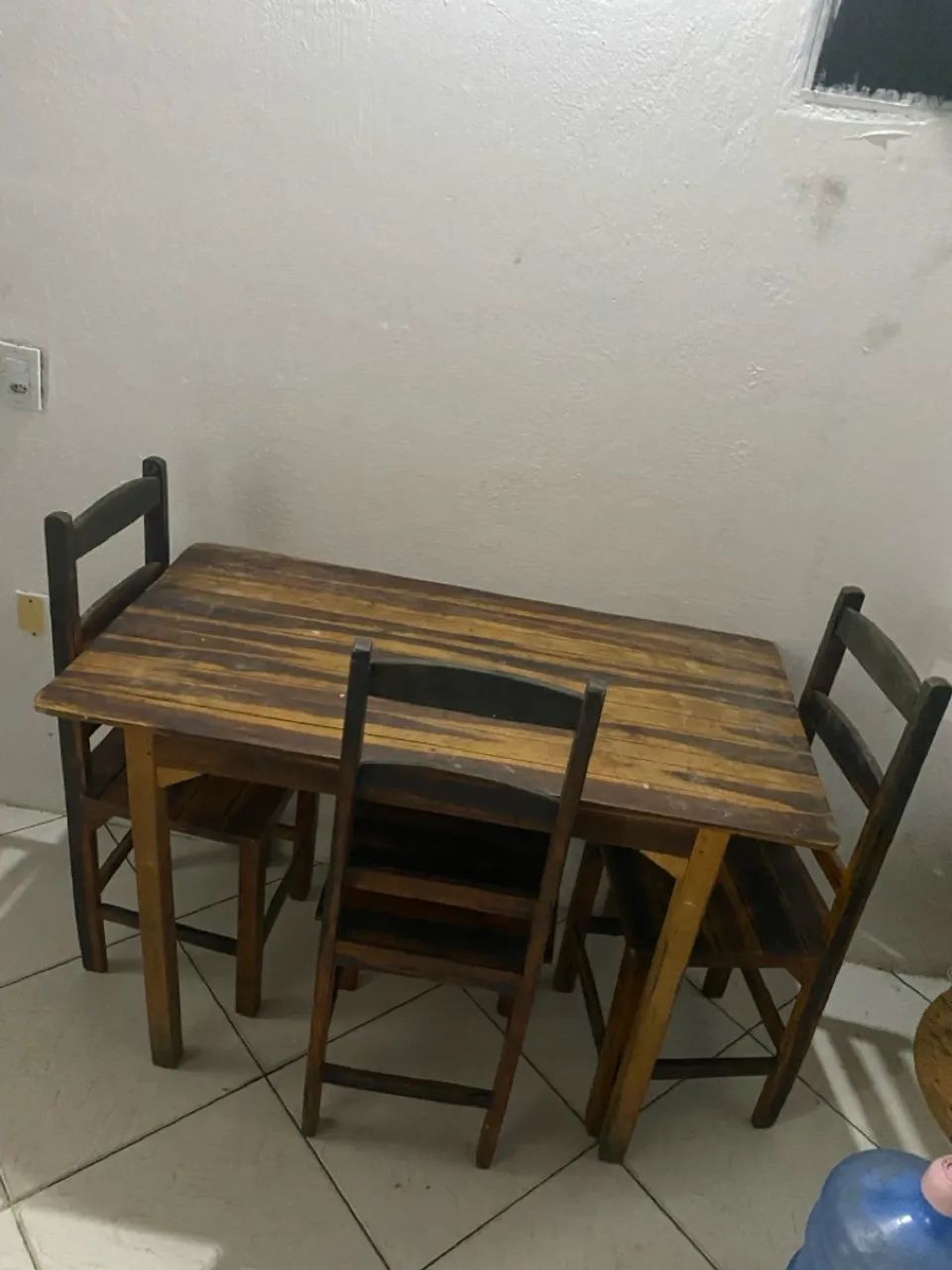 Mesa de madeira para 4 pessoas - Foto 2
