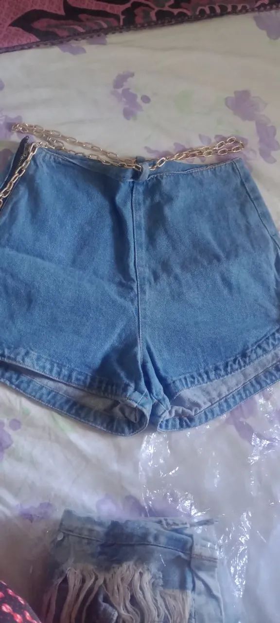 Short Jeans com Detalhe em Corrente Dourada