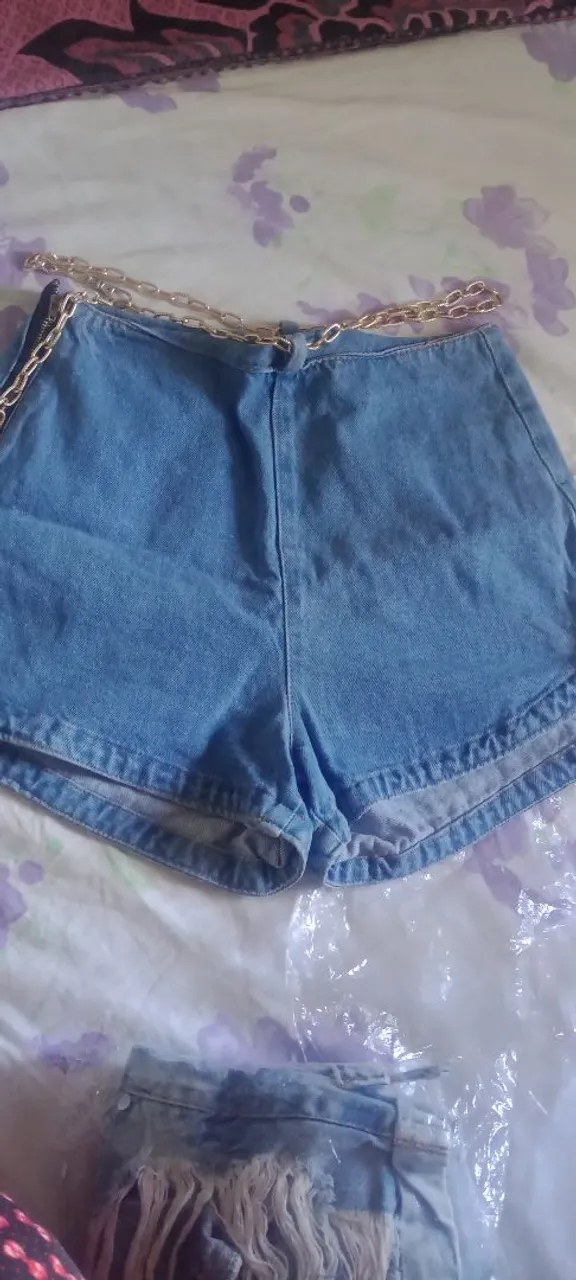 Short Jeans com Detalhe em Corrente Dourada