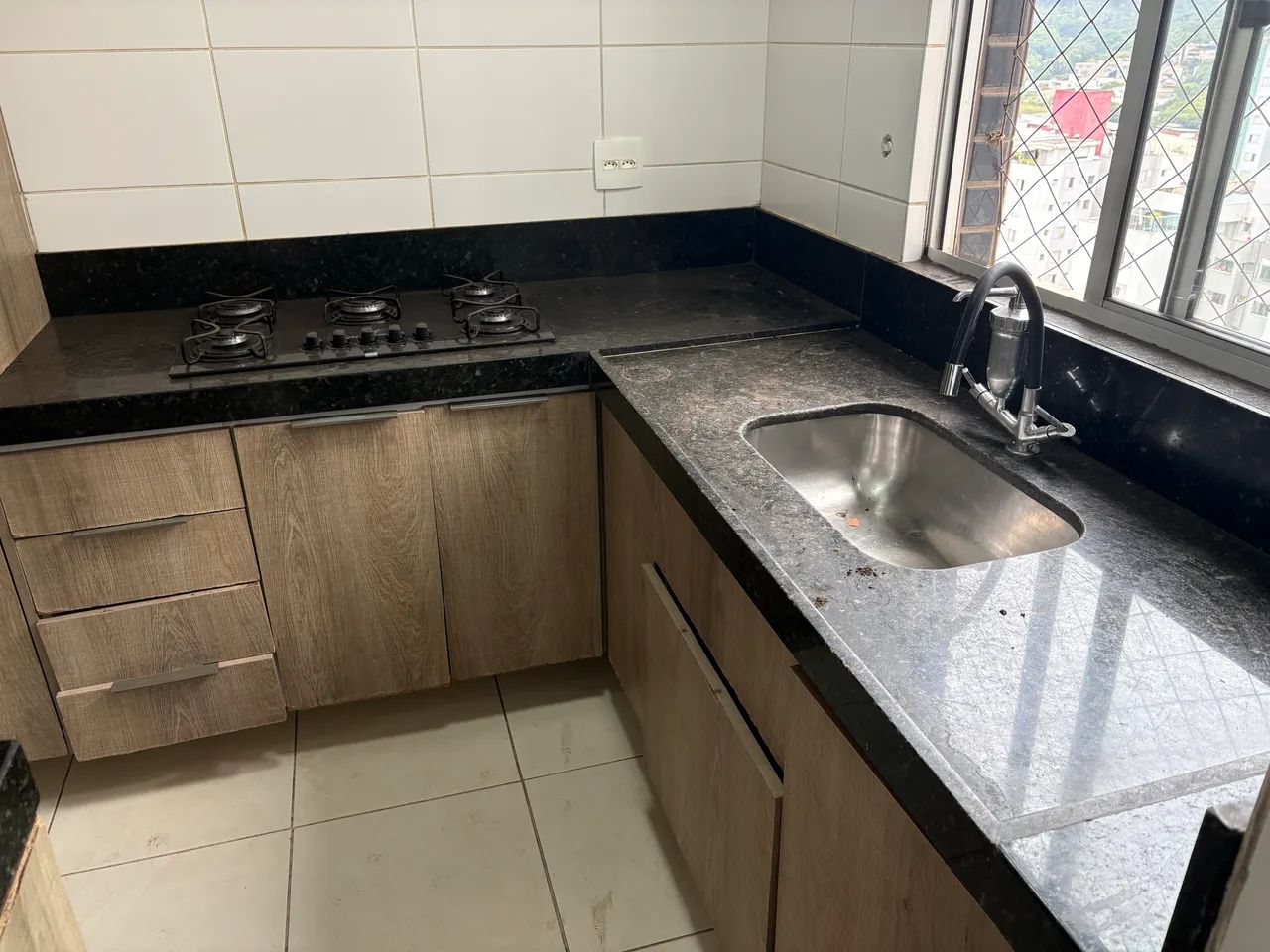 Bancada em pedra, Cuba da pia e cooktop Brastemp  - Foto 2