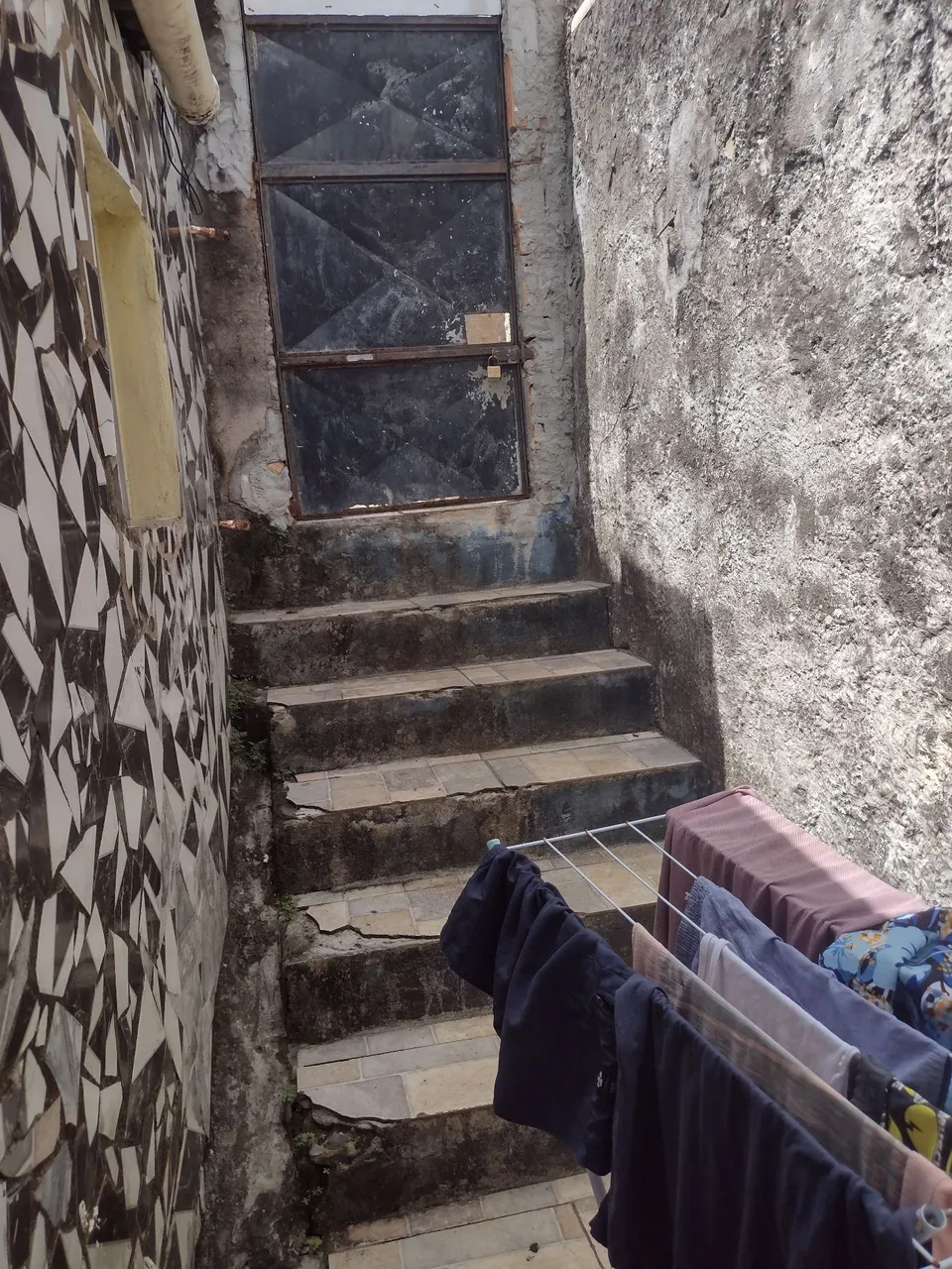 Casa localizada no final de linha de sete de abril próximidade colégio Eraldo Tinoco.