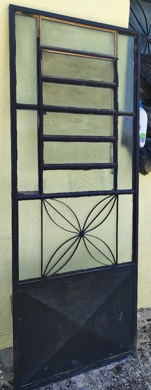 Porta de Ferro com Vidro - Estilo Moderno