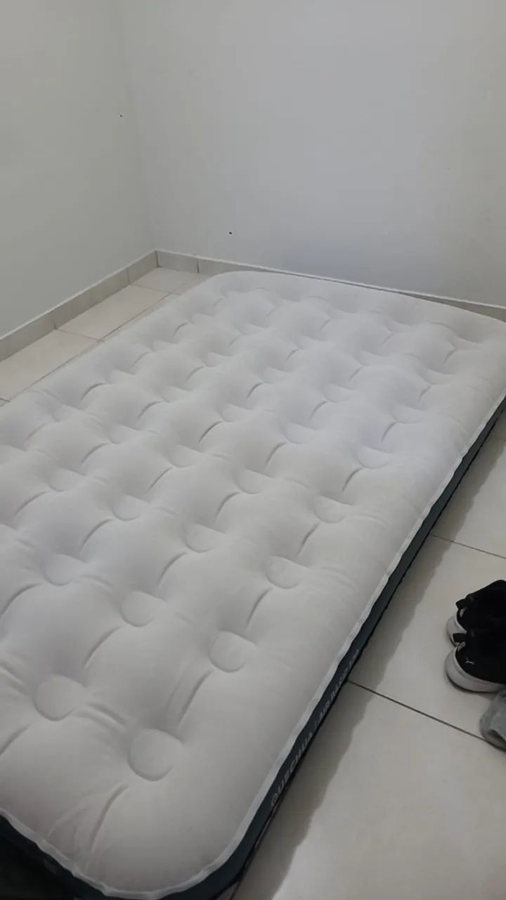 Combo colchão de Trilha Air Basic-Casal Quechua e bomba elétrica inflador bivolt Bomvink. 