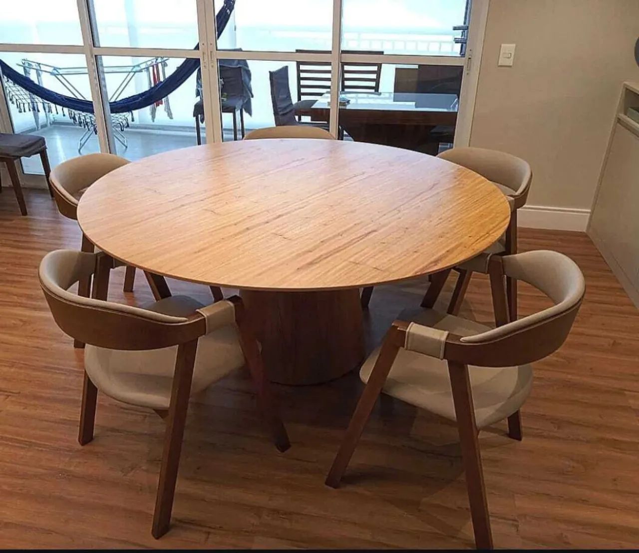 Mesa de Jantar Redonda 135x135 Com 6 Cadeiras 