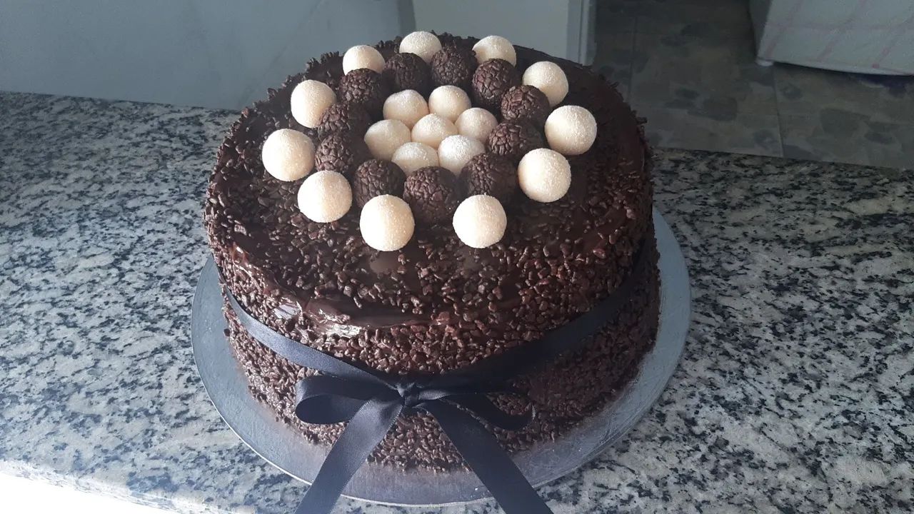 Bolo vulcão de chocolate com cobertura de chocolate e confeitos - Foto 5