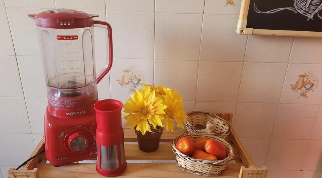 Liquidificador, copos, canecas, talheres, taças, cumbucas, COZINHA