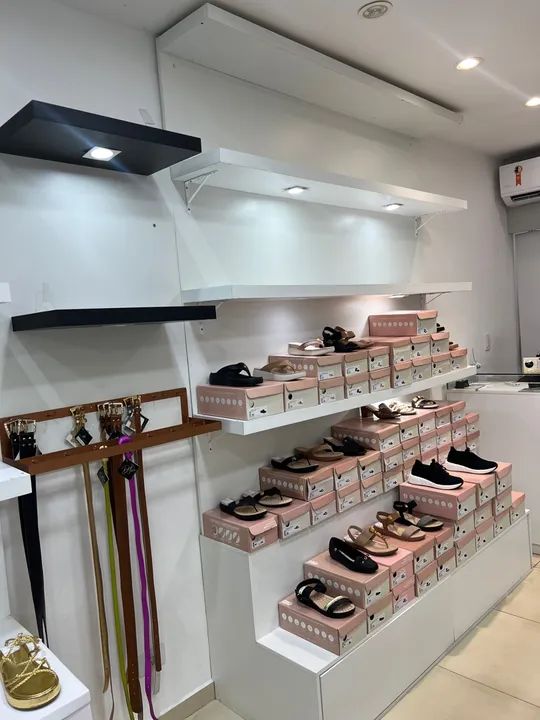 Estante com prateleiras de Parede para exposição de Sapatos. - Móveis ...