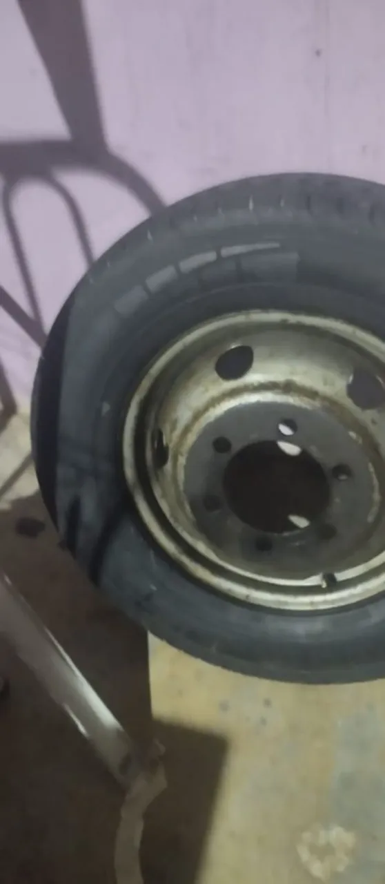 Roda com Pneu para Caminhão