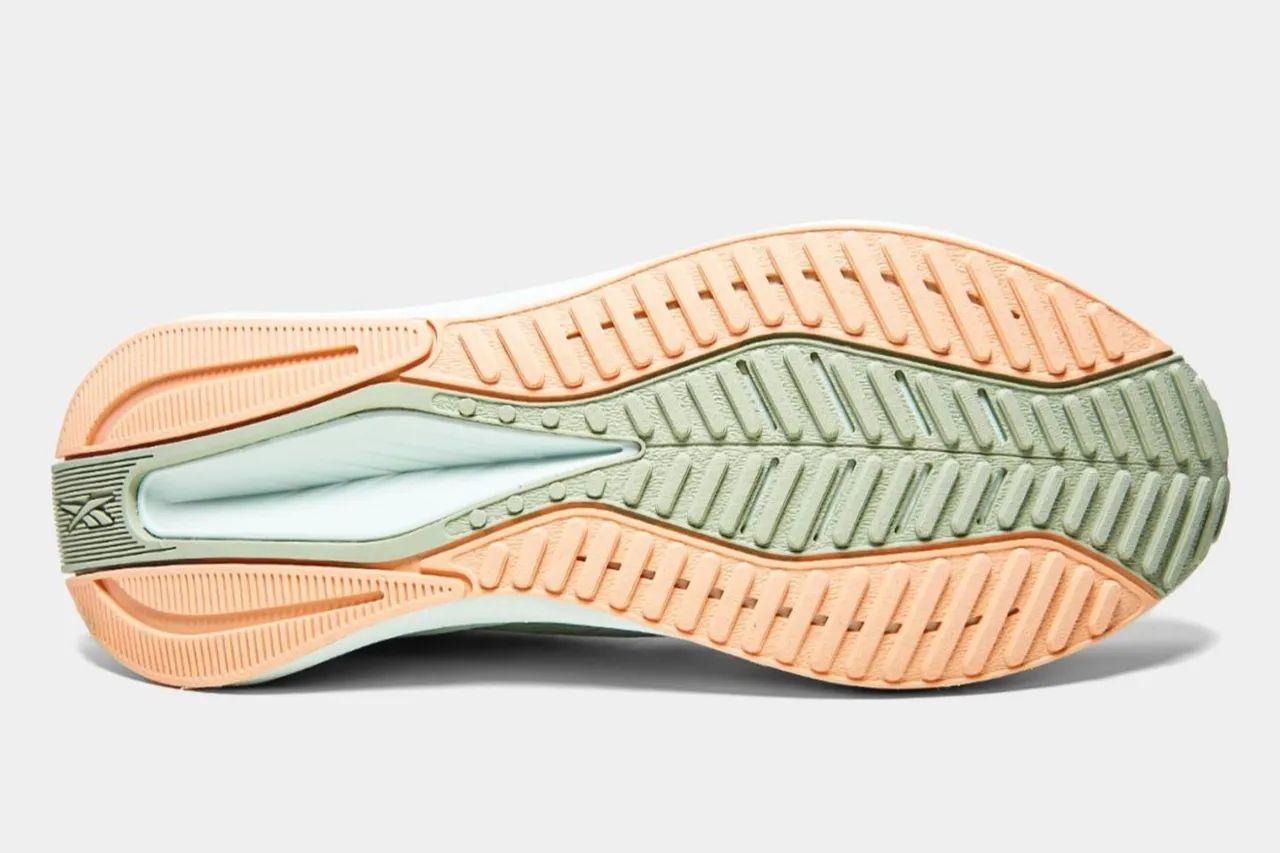 Tênis da Reebok Energen Tech Plus tamanho 34 original  - Foto 4