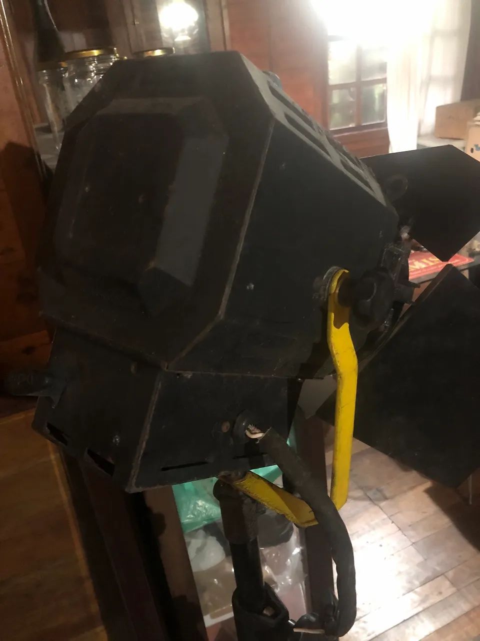 Refletor Fresnel 1000w, lâmpada, bandor e tripé - Foto 2