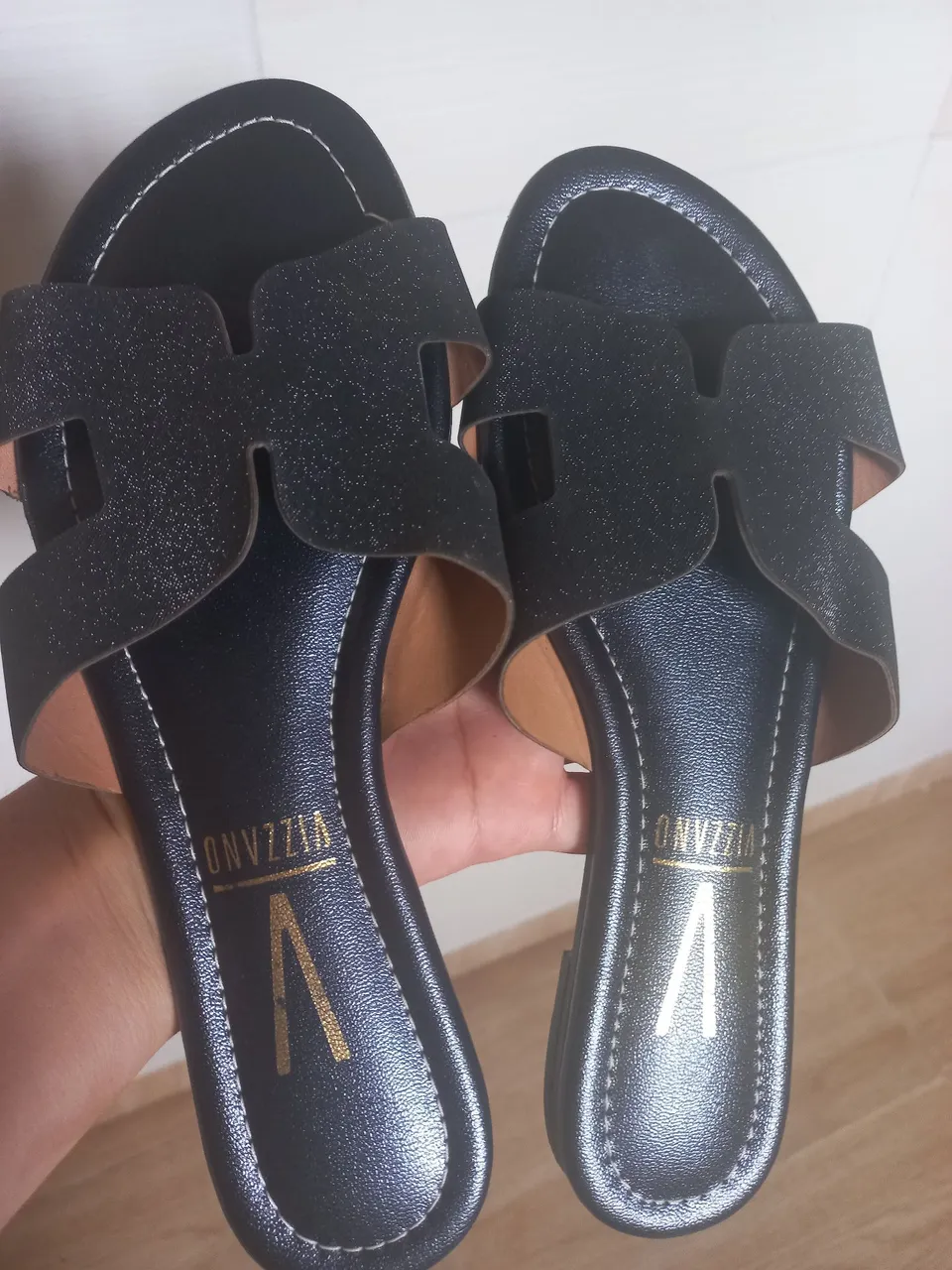 Sandálias rasteirinhas pretas com glitter