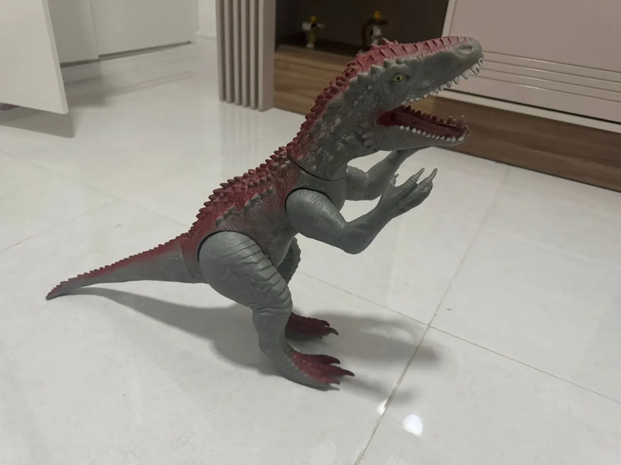 Dinossauro de brinquedo ENORME