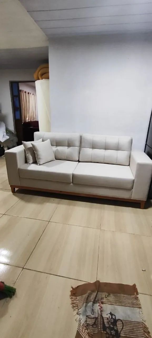 Sofá 3 lugares moderno e confortável