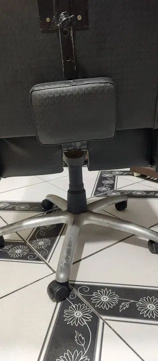 Cadeira Giratória Preta de Couro - Foto 3