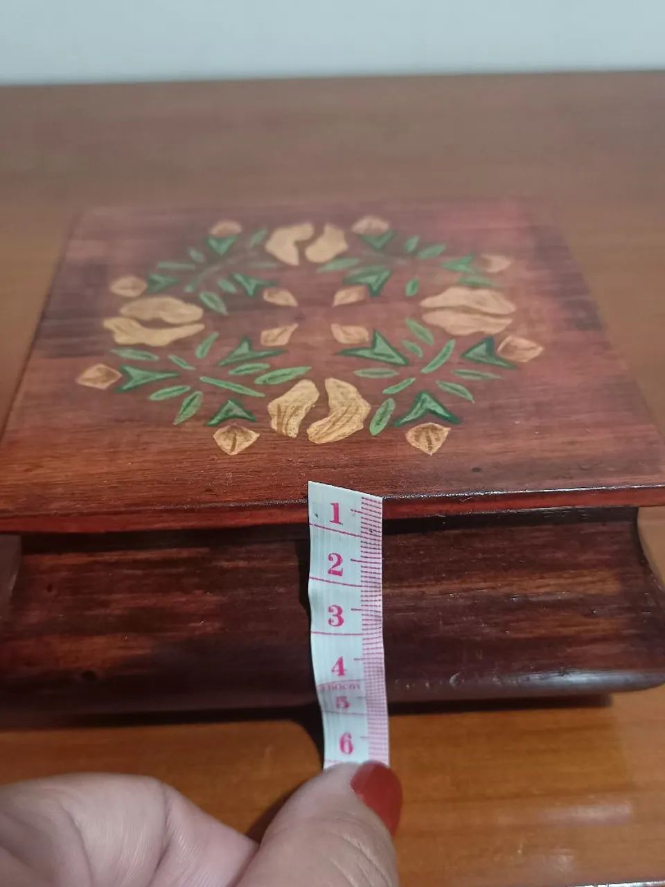 Caixa de madeira vintage com detalhes em dourado - Foto 6