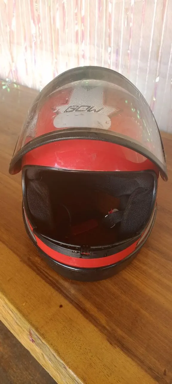 Capacete de moto vermelho