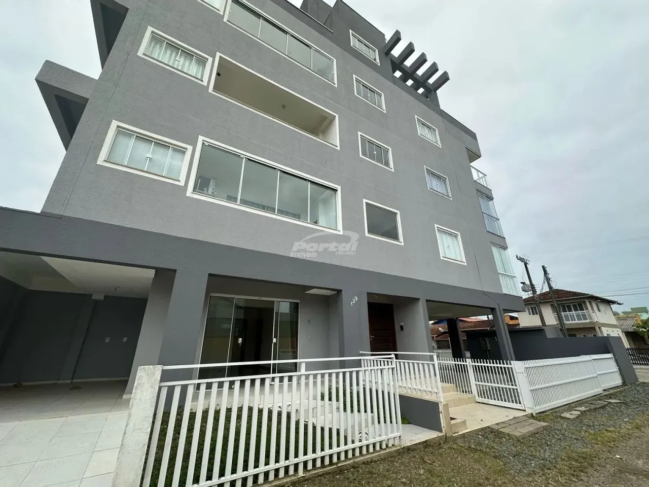 Apartamento térreo disponível para locação no bairro Praia Alegre, em Penha/SC. (Cód. 1112