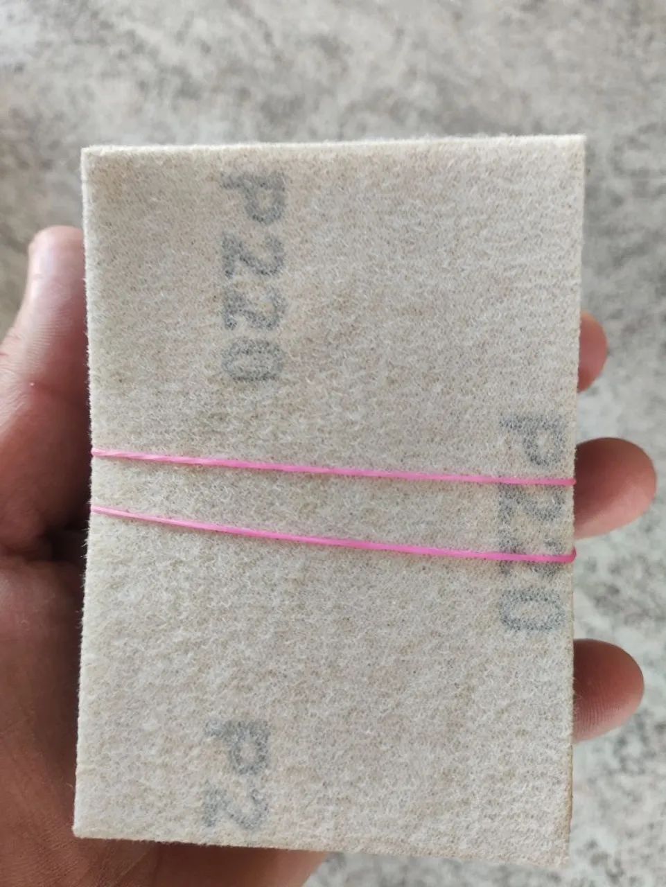 50 lixas vom velcro, grao 220 medindo 10cm por 7cm  para fino acabamento 