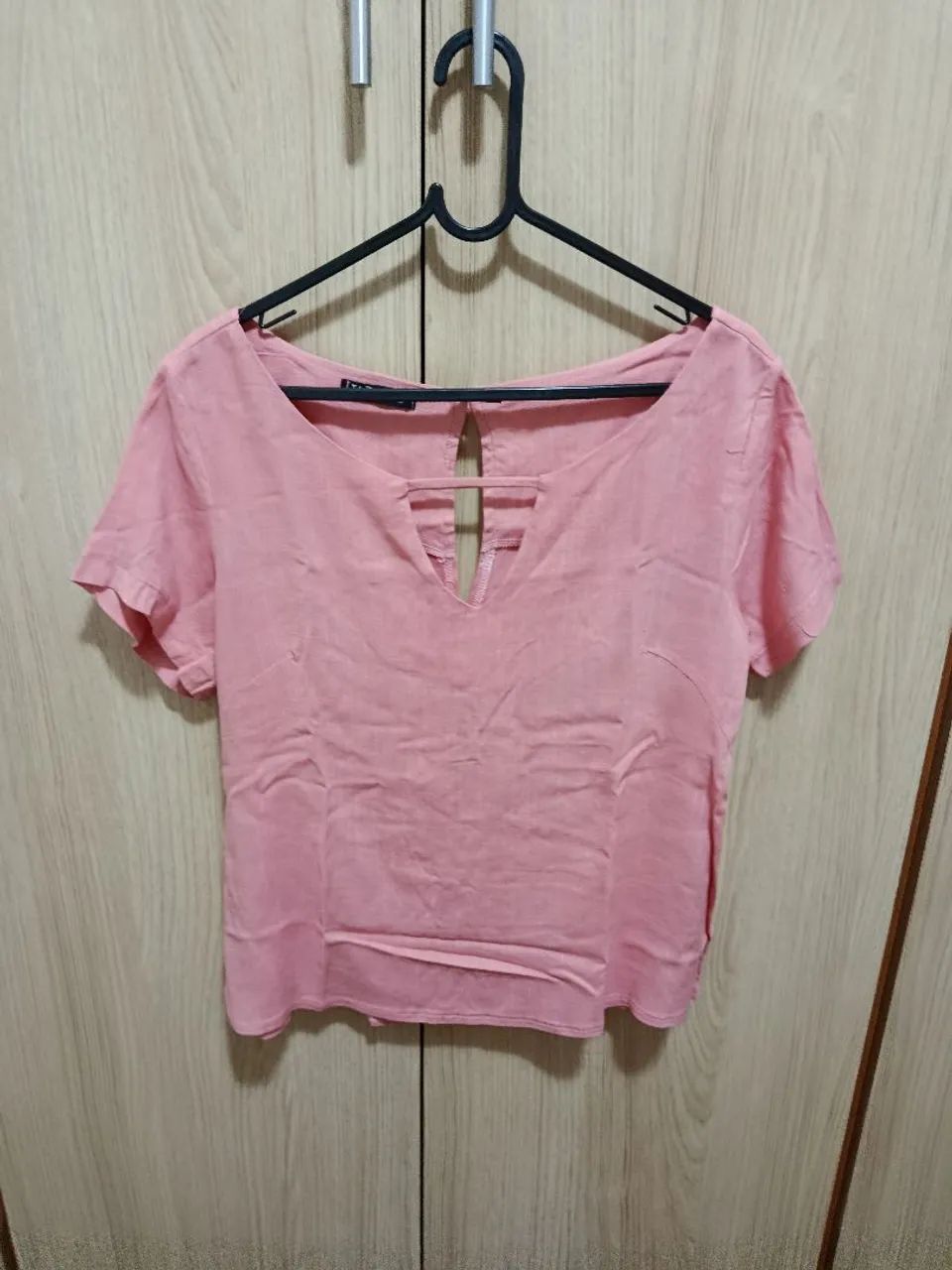 Blusa Rosa com Detalhe em V