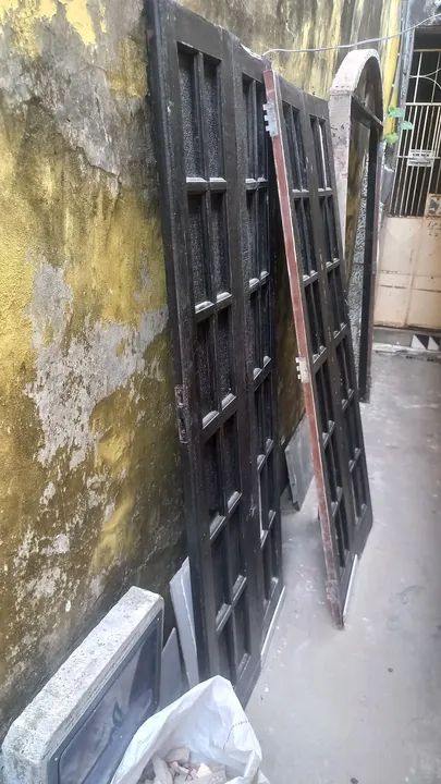 VENDE SE UMA PORTA DE QUATRO BANDAS TODA VAZADA TODA EM MASSARANDUBA COM VIDROS COM ADUELA