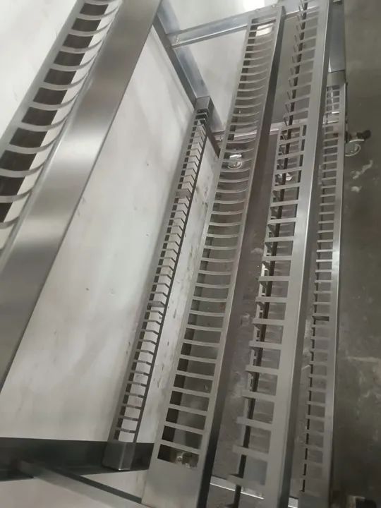 Escorredor de bandejas capacidade para 140 bandejas  todo no aço inox - Foto 4