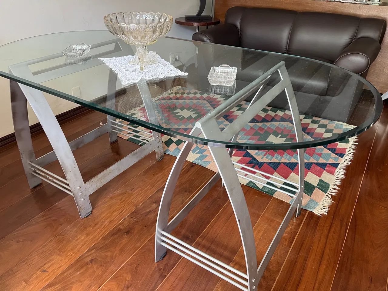 Mesa de almoco/jantar em vidro e metal